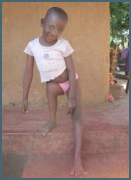 Caren leser brevet for Jerry som hun fikk sammen med en pakke fra sin fadder.  